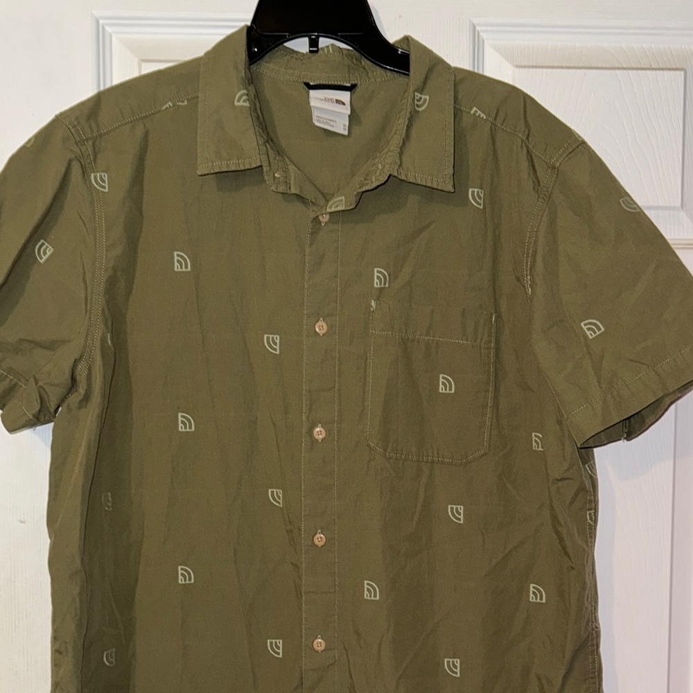 3/$30 The North Face Green Casual Shirt Lightweight Cotton Blend